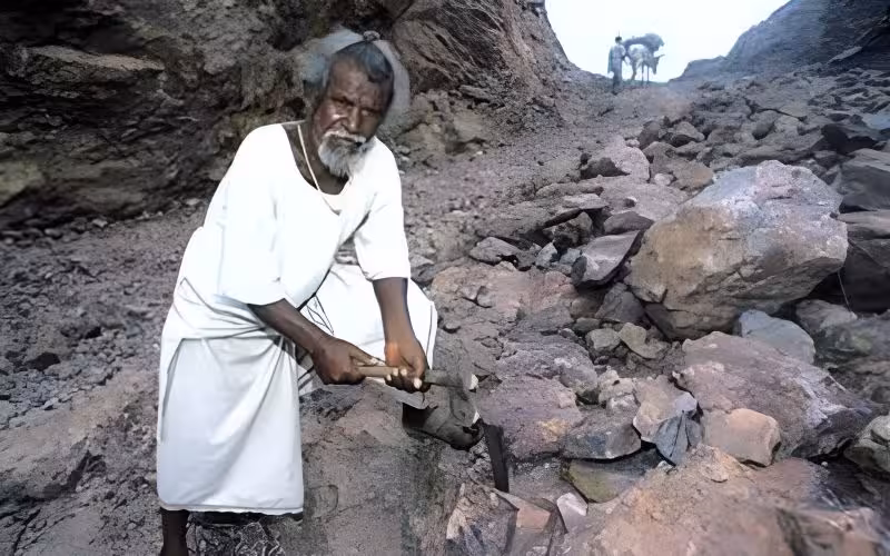Dashrath Manjhi in real life converted